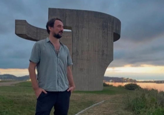 Igor Paskual, en el 'Elogio del Horizonte', del que hablará en su vídeo de mañana sobre el patrimonio escultural gijonés.