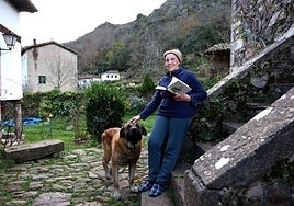Otilia Baniello, con su mastín 'Como Tú' y el ejemplar de 'Mamá' dedicado por Jorge Fernández Díaz.