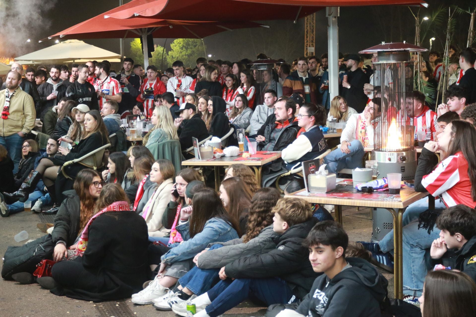 Así se vivió el derbi asturiano en los aledaños de El Molinón