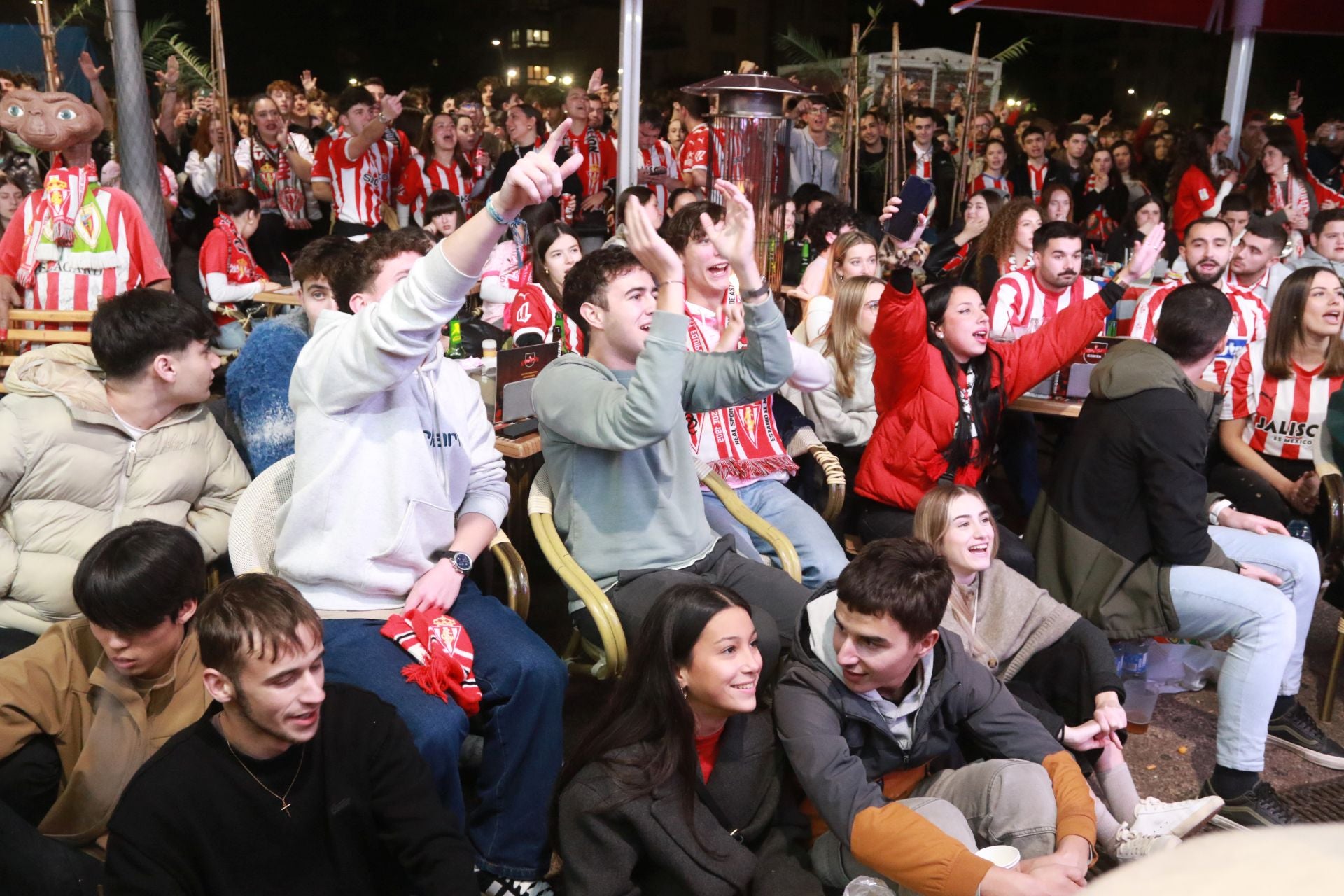 Así se vivió el derbi asturiano en los aledaños de El Molinón