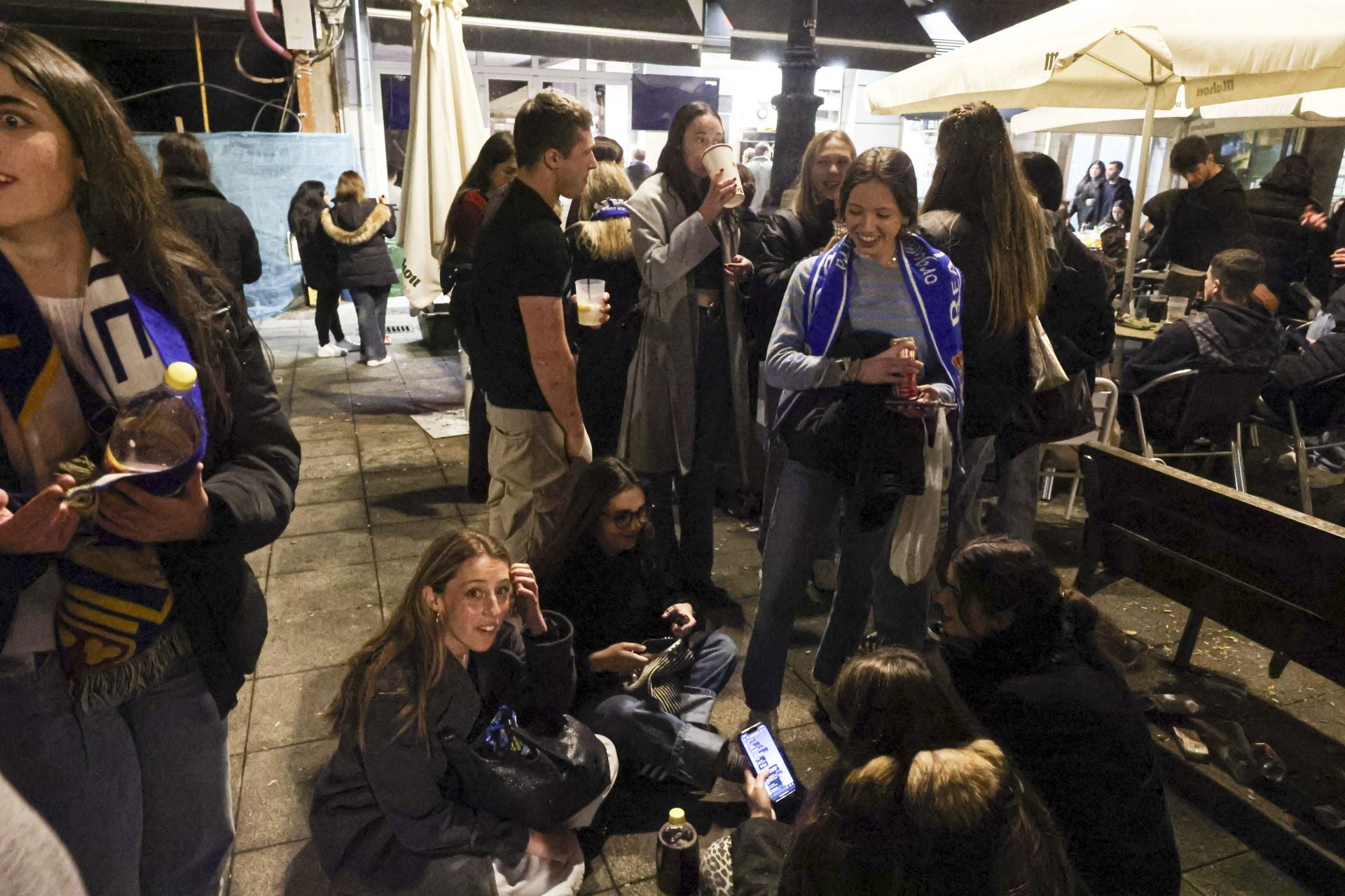 Ambientazo en los bares de Oviedo por el derbi asturiano
