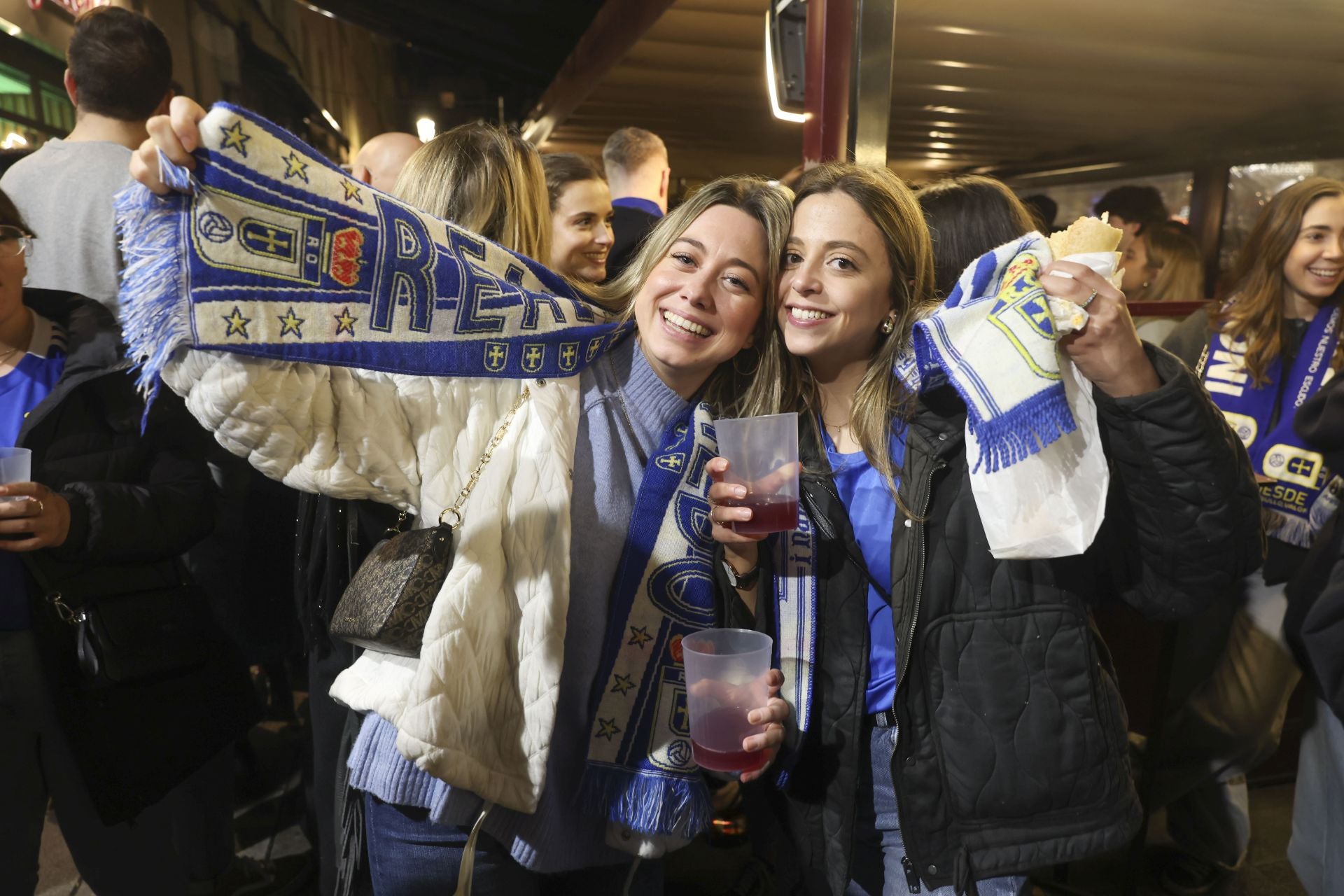 Ambientazo en los bares de Oviedo por el derbi asturiano