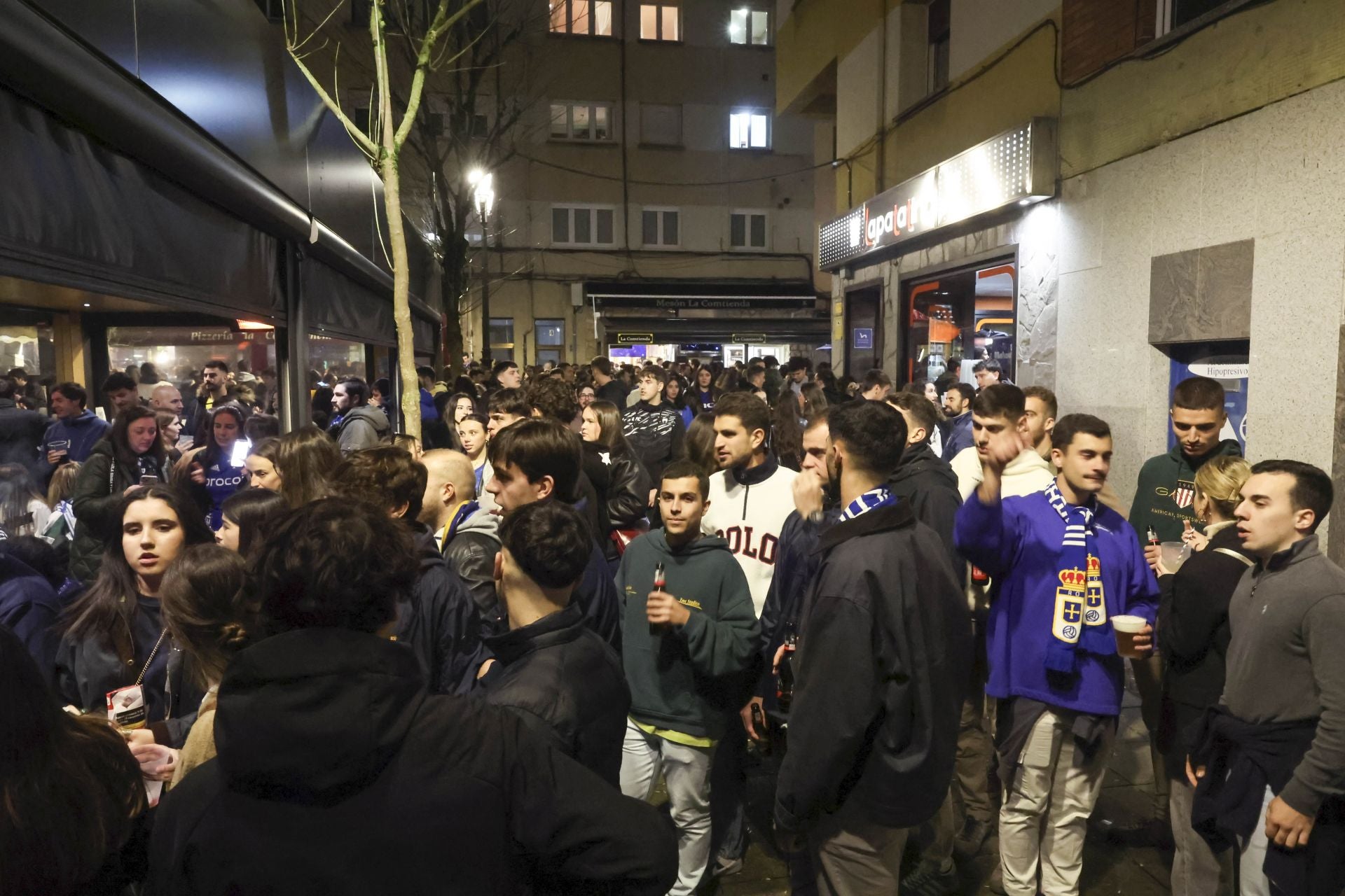 Ambientazo en los bares de Oviedo por el derbi asturiano