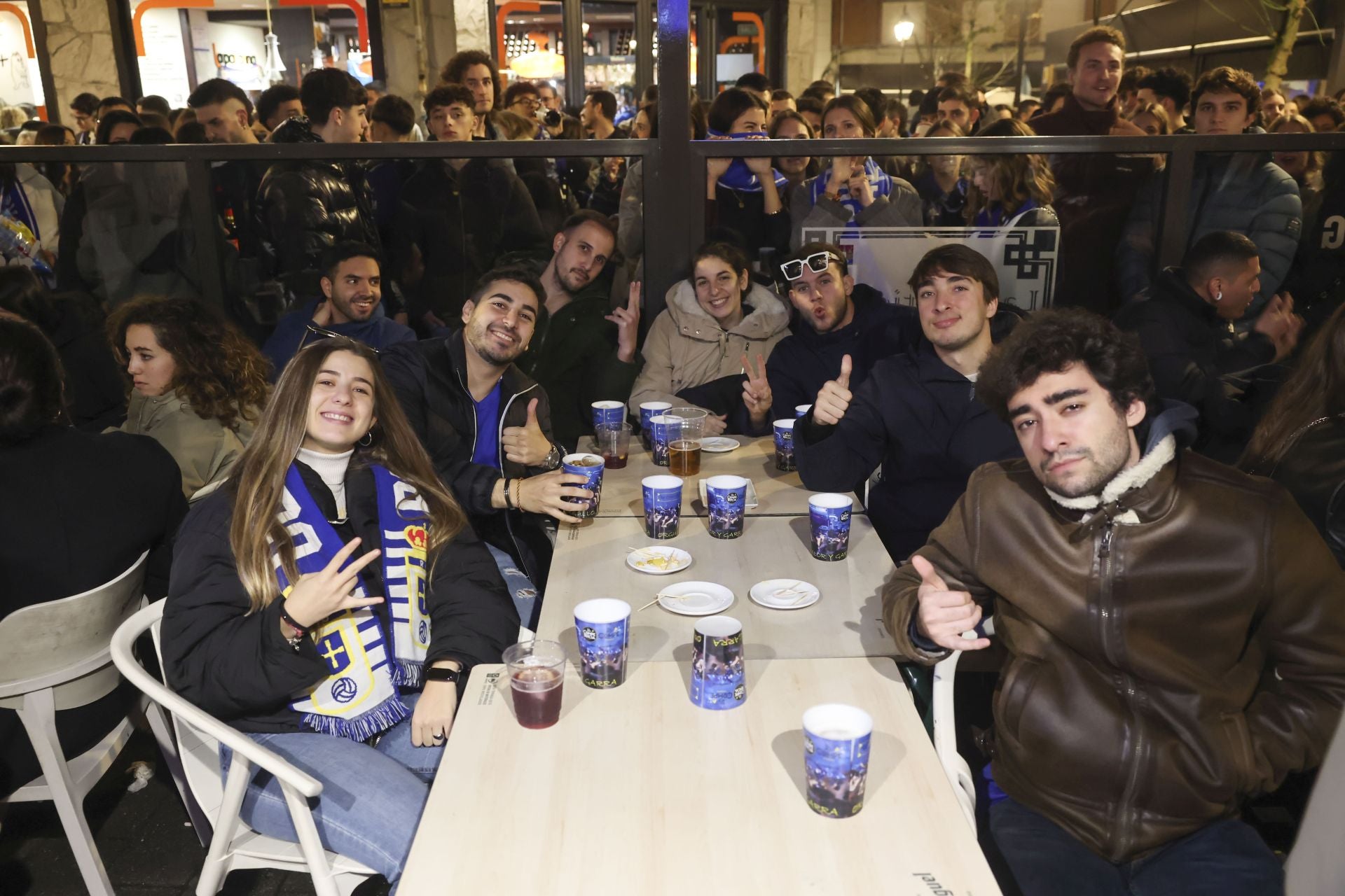Ambientazo en los bares de Oviedo por el derbi asturiano