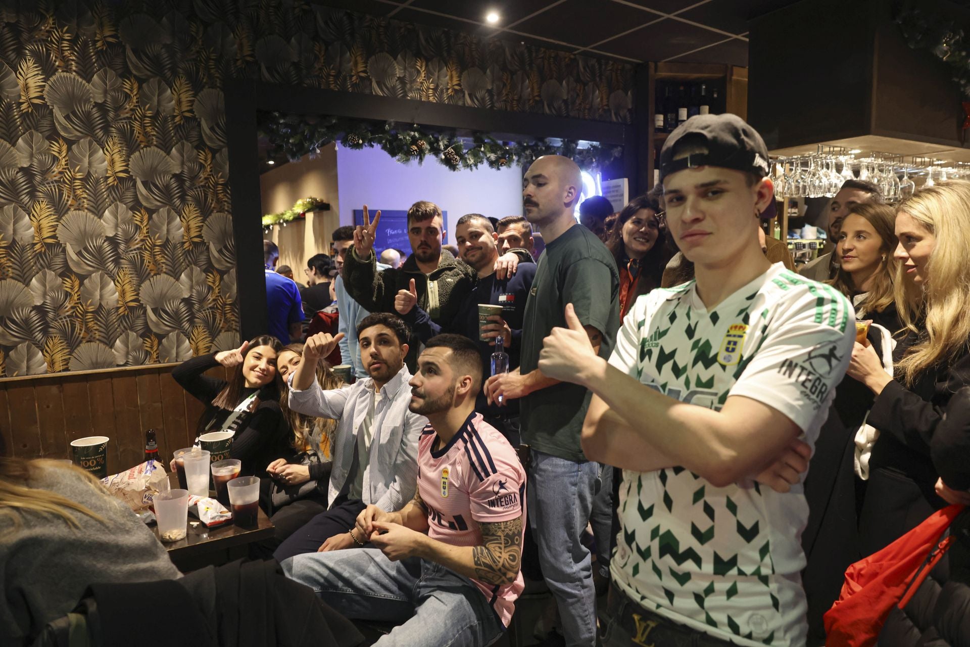 Ambientazo en los bares de Oviedo por el derbi asturiano