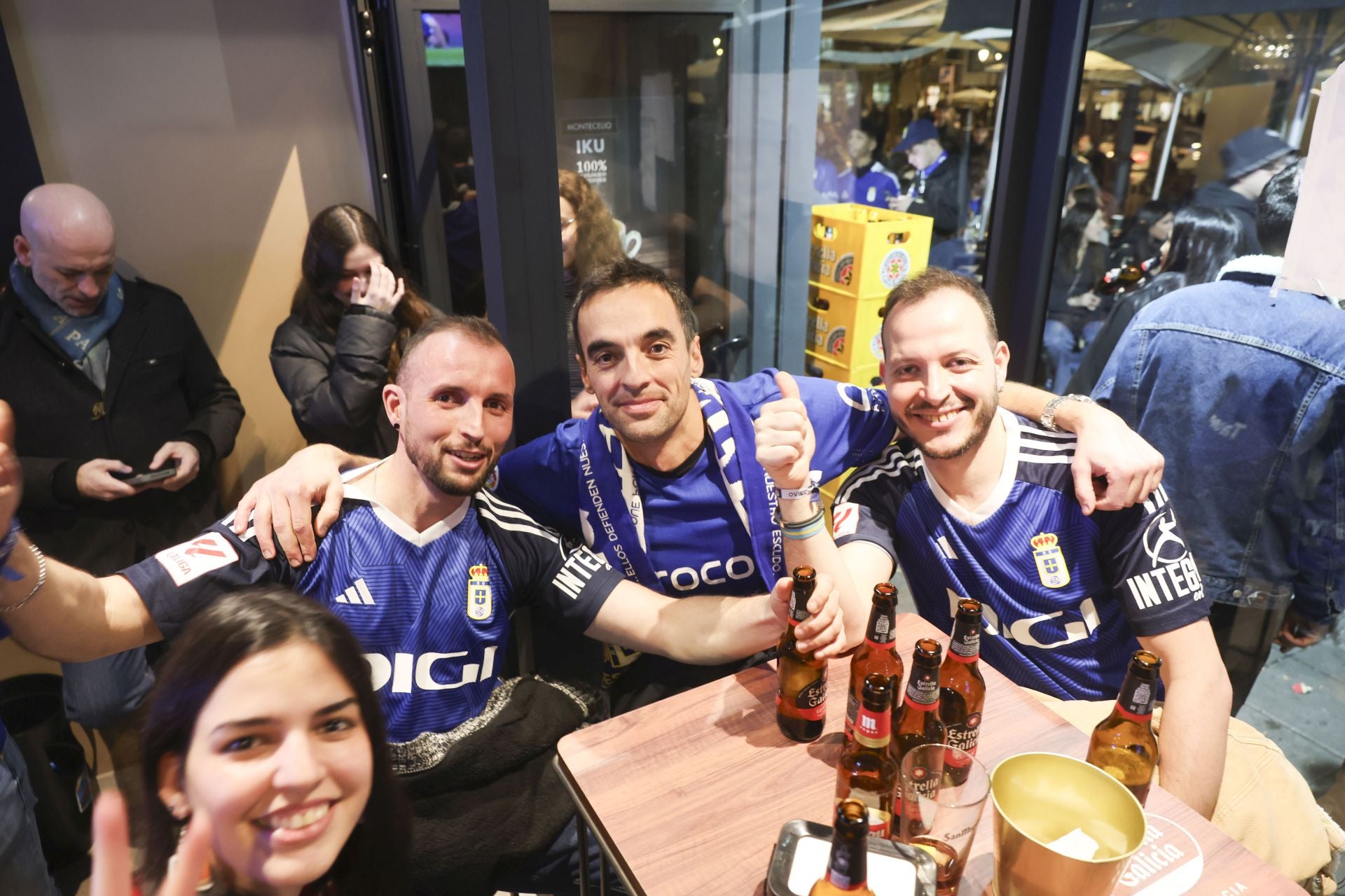 Ambientazo en los bares de Oviedo por el derbi asturiano