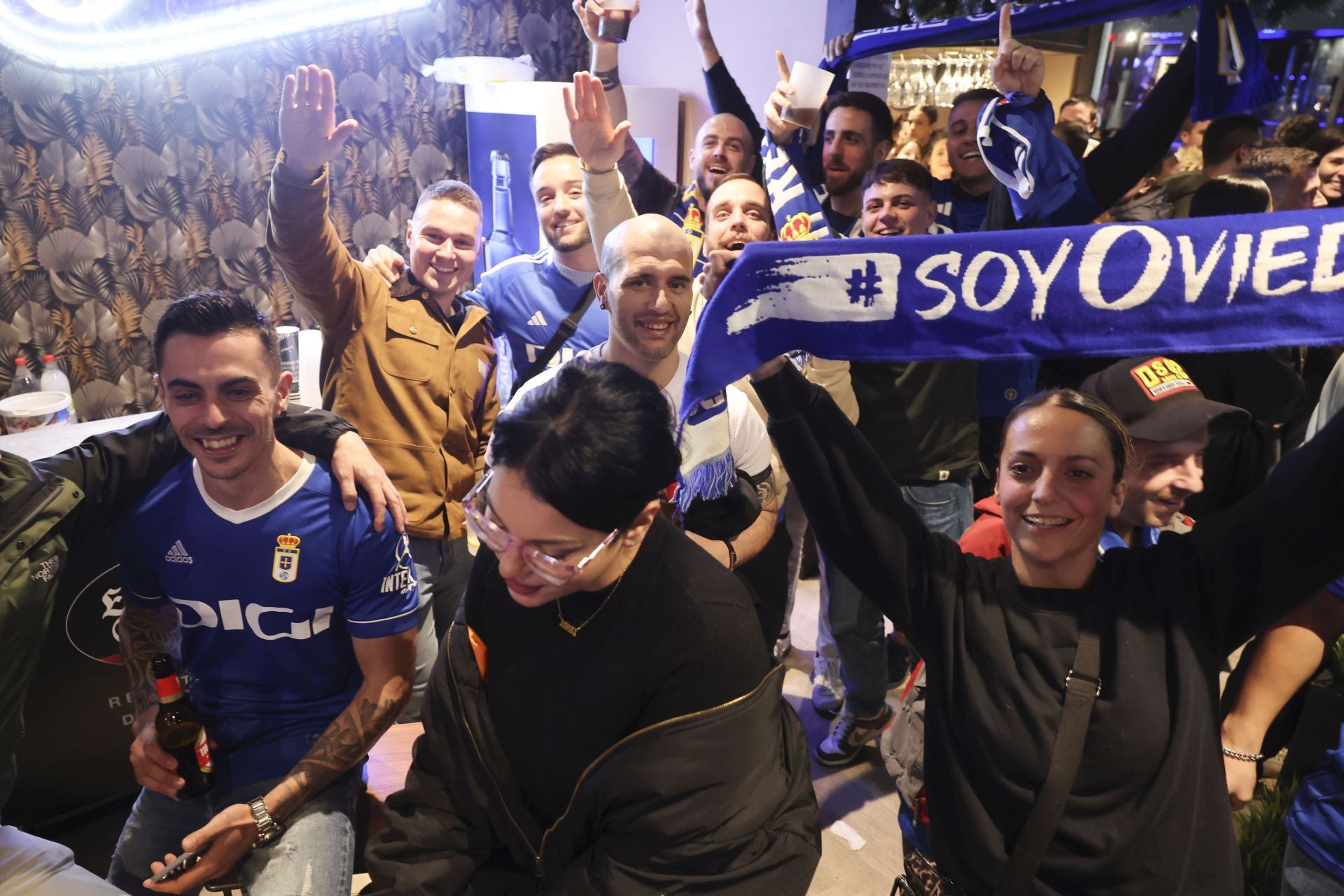 Ambientazo en los bares de Oviedo por el derbi asturiano