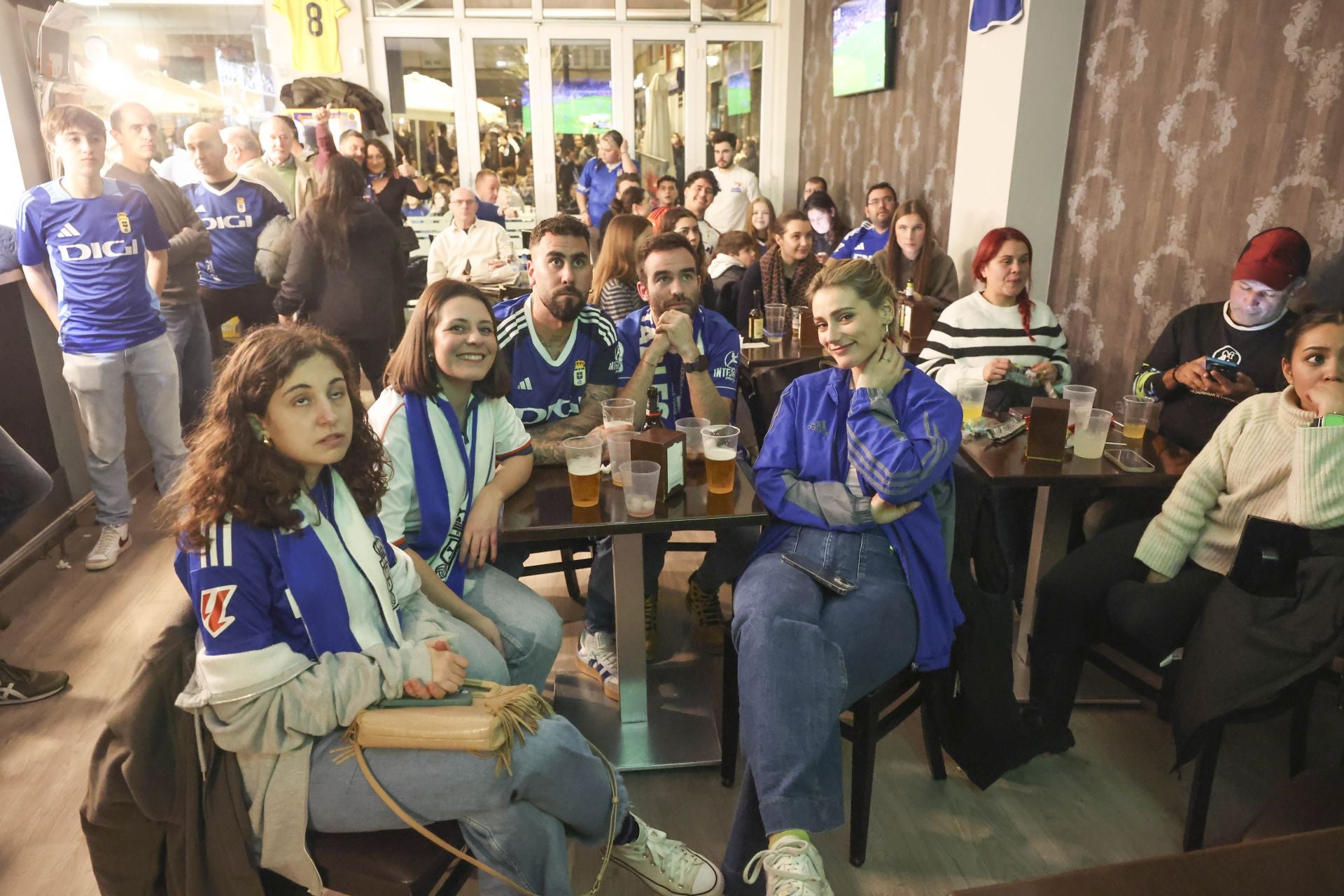 Ambientazo en los bares de Oviedo por el derbi asturiano