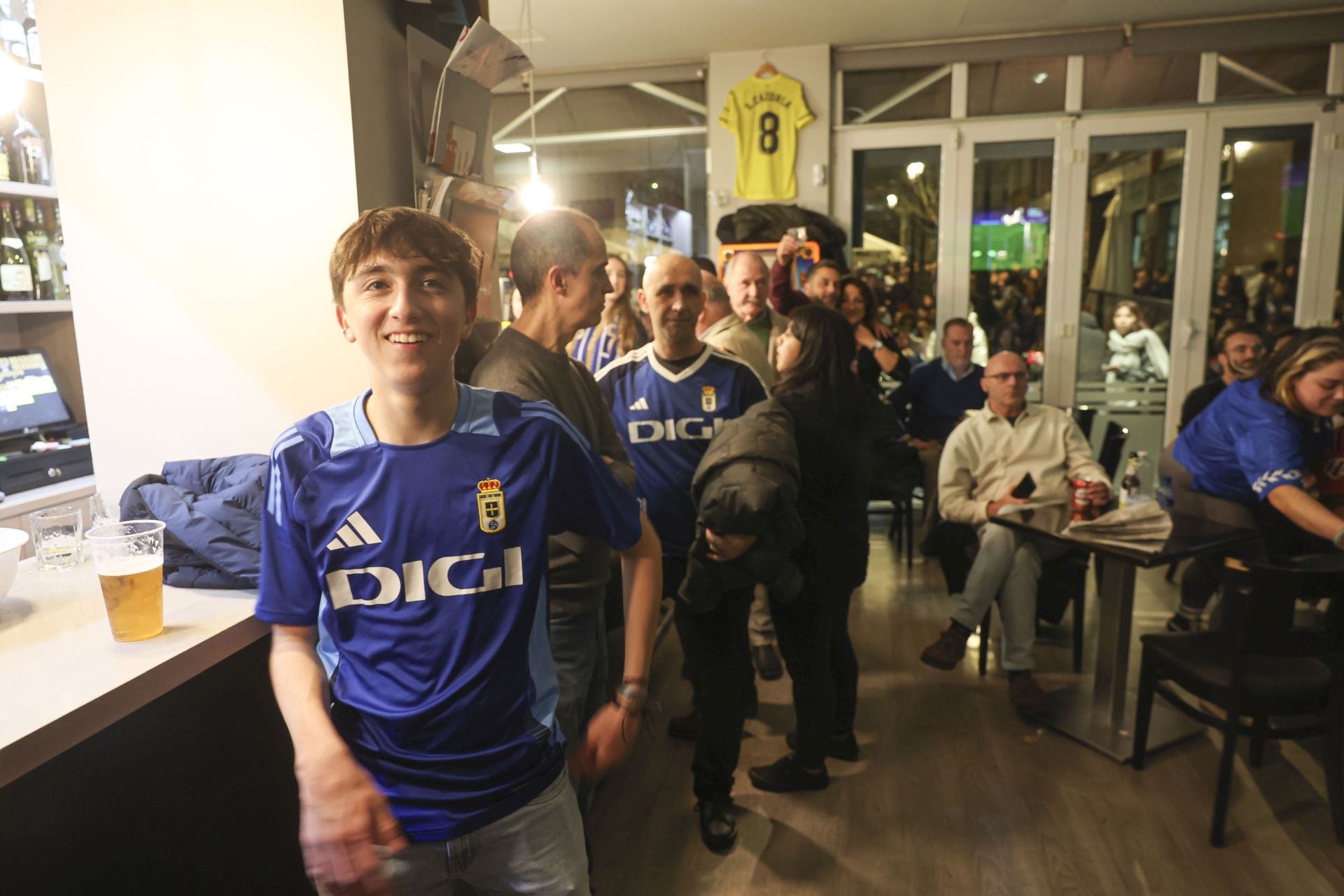 Ambientazo en los bares de Oviedo por el derbi asturiano