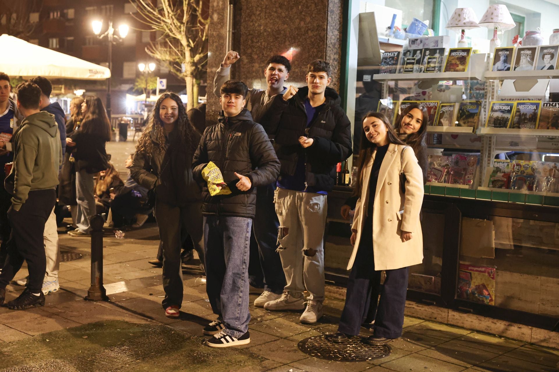 Ambientazo en los bares de Oviedo por el derbi asturiano
