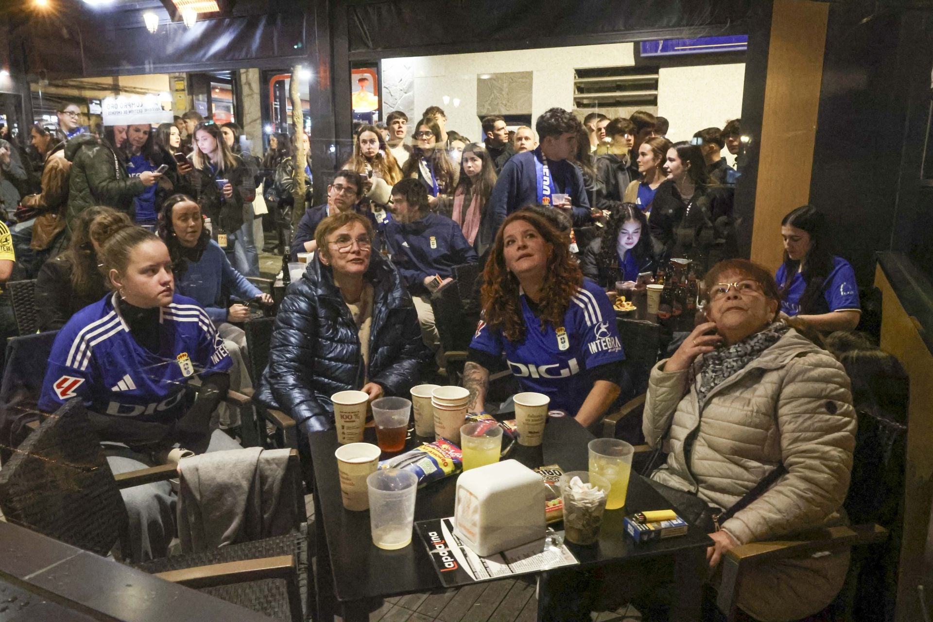 Ambientazo en los bares de Oviedo por el derbi asturiano