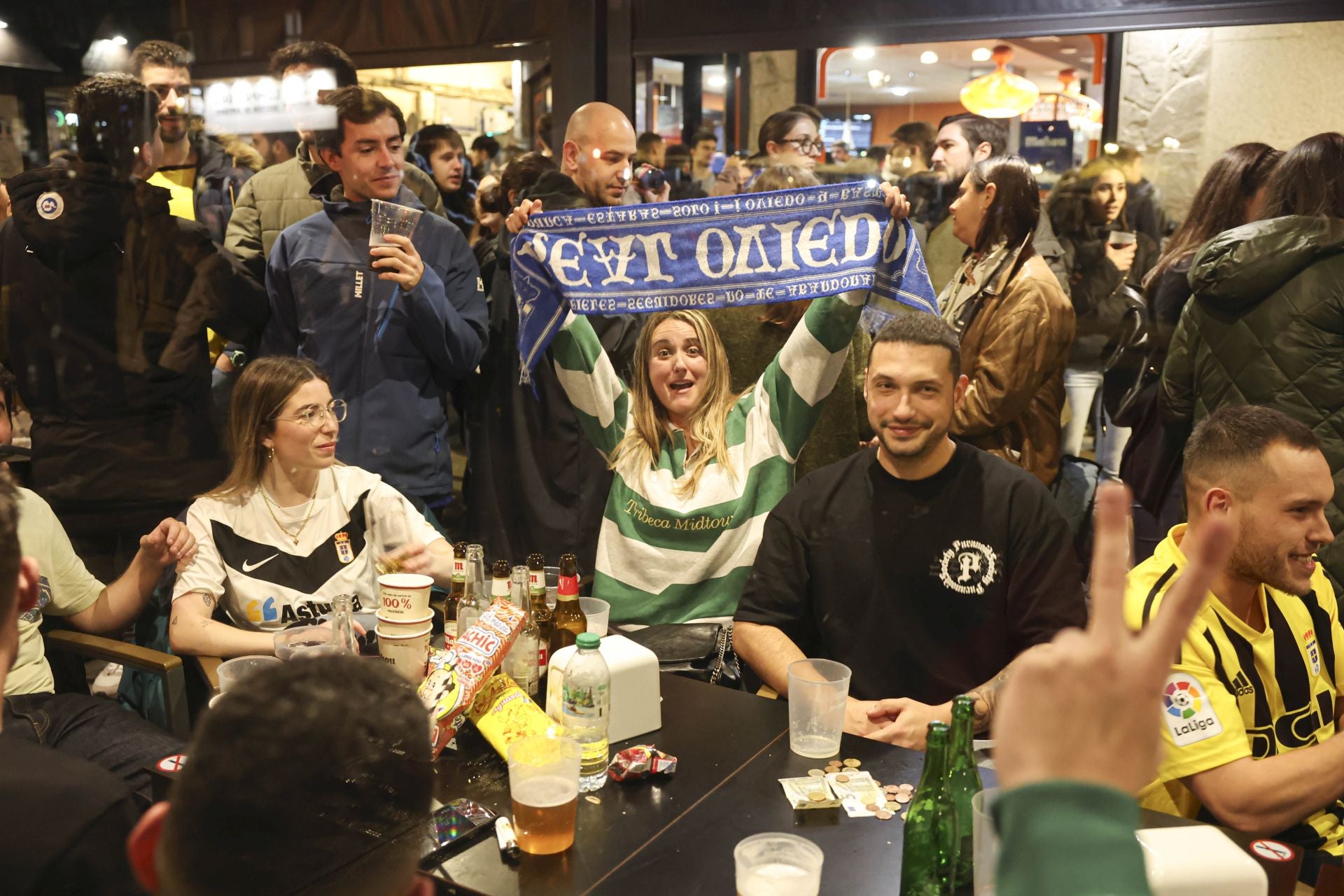Ambientazo en los bares de Oviedo por el derbi asturiano