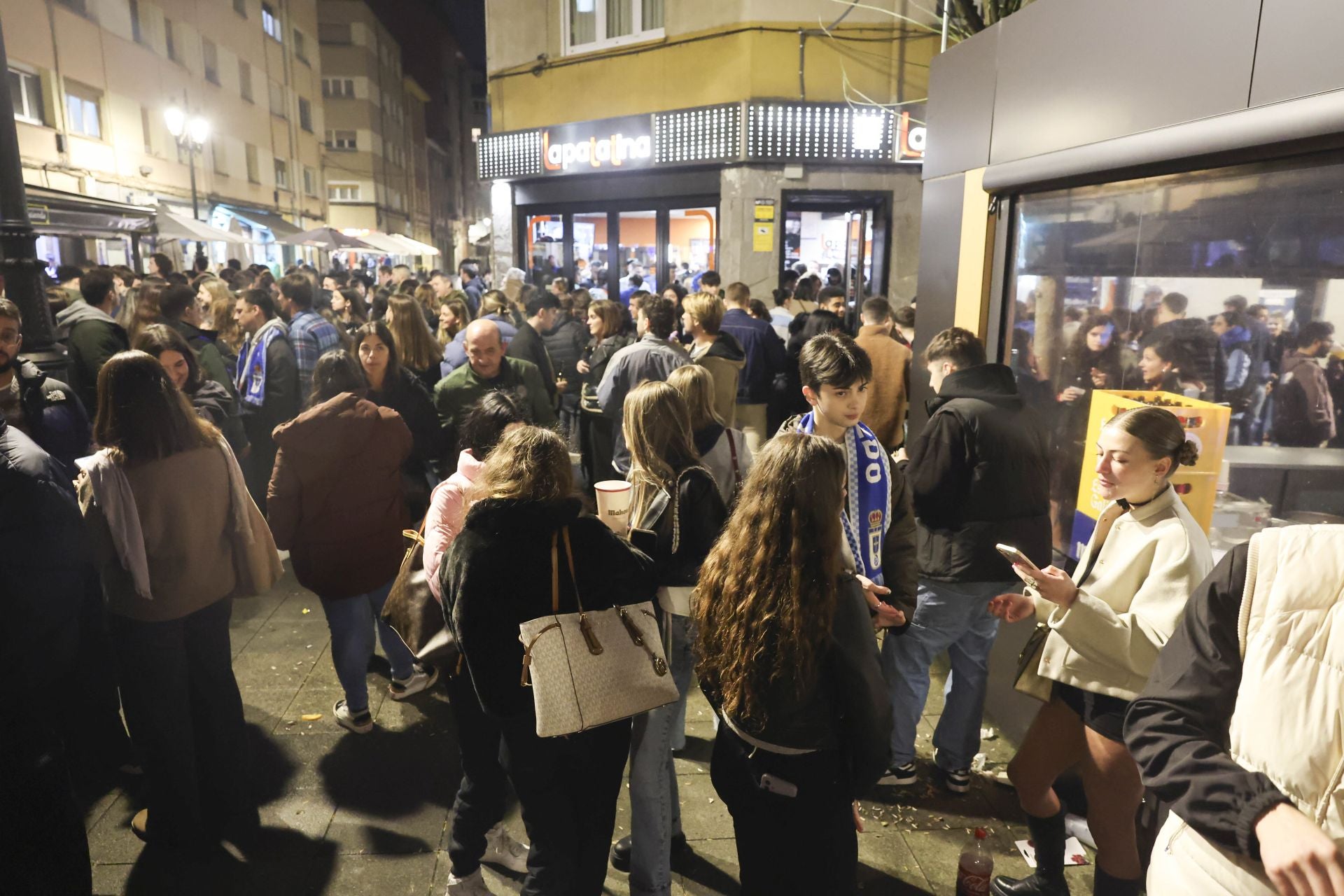 Ambientazo en los bares de Oviedo por el derbi asturiano