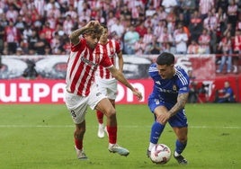 Jaime Seoane conduce el balón en un lance del derbi de la primera vuelta, ante la atenta mirada de César Gelabert.