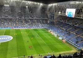 El derbi asturiano, detenido: ¿qué objetos se han tirado al césped del Tartiere?