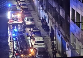 Bomberos y Policía Local durante la intervención en la calle Lepanto.