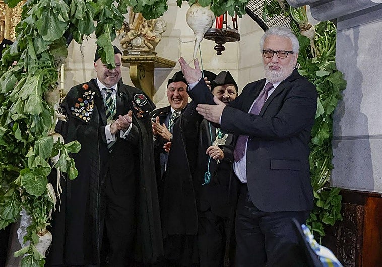 El humorista leonés, Leo Harlem, ya forma parte de la Cofradía Amigos de los Nabos de Morcín