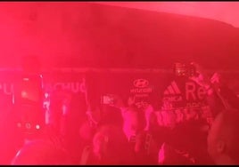 Impresionante recibimiento de la afición del Real Oviedo a sus jugadores