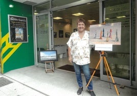 La pintora gijonesa en la entrada de una de sus exposiciones en la Caja Rural de Gijón.