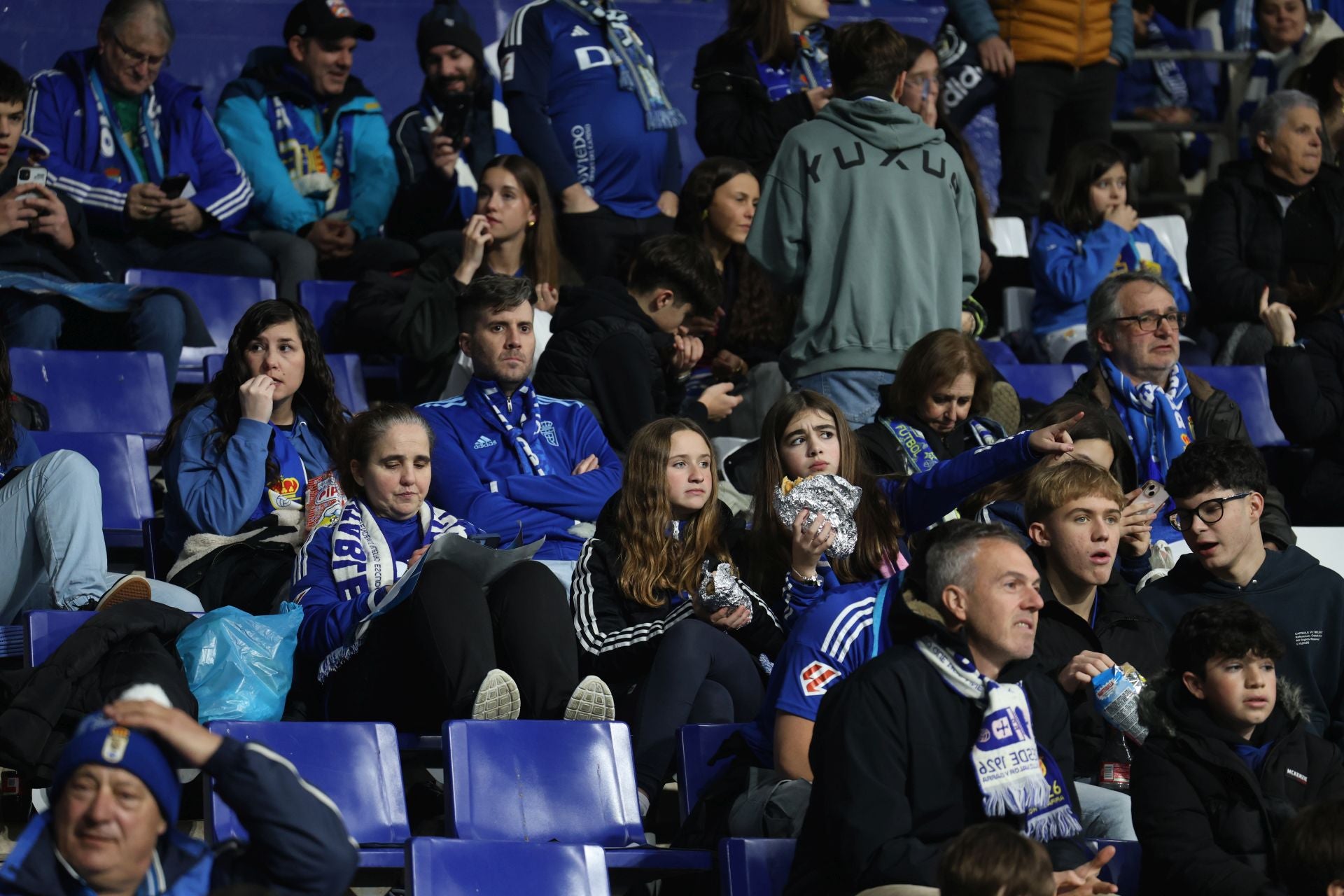 ¿Estuviste viendo el Real Oviedo - Sporting de Gijón? ¡Búscate en las fotos del Tartiere!