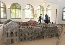 Desmontaje de la maqueta del cuartel del Simancas en el colegio de la Inmaculada para su traslado al Museo Militar de El Cuetu, en Colloto, en junio de 2023.