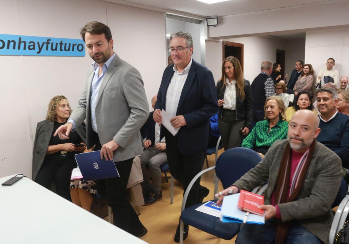 Álvaro Queipo y Pablo González, en la última junta local del PP gijonés ne noviembre de 2024