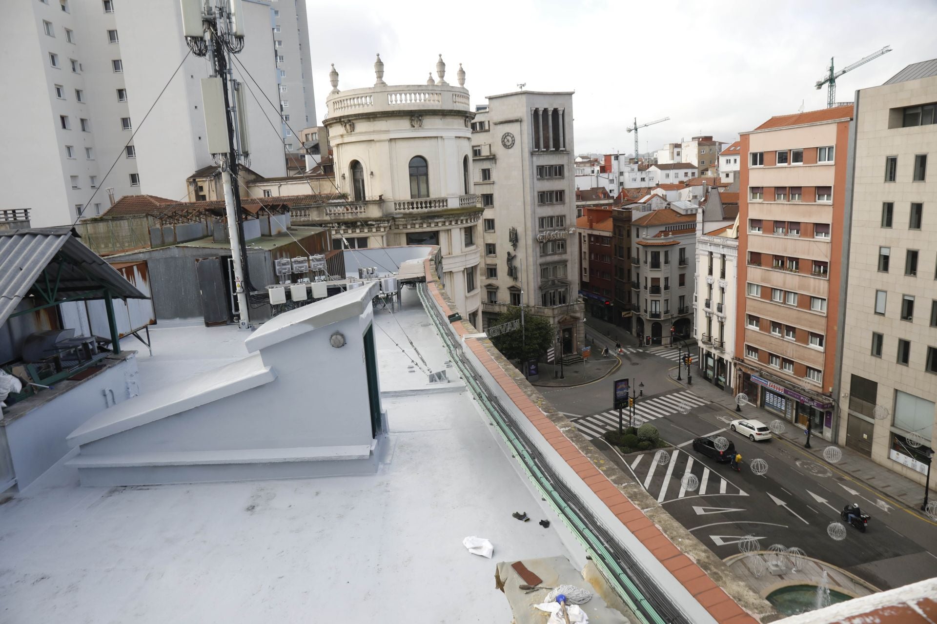 Imagen principal - Arriba, la azotea del inmueble con la antena de telefonía que se conservará. A la izquierda, grupo electrógeno diésel en planta baja que deberá ser desalojado. A la derecha, los cuadros eléctricos ubicados en la planta baja que ocupan mucho espacio. 