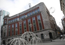 Fachada del histórico edificio de la plaza del Carmen que hace esquina con Corrida y Libertad.