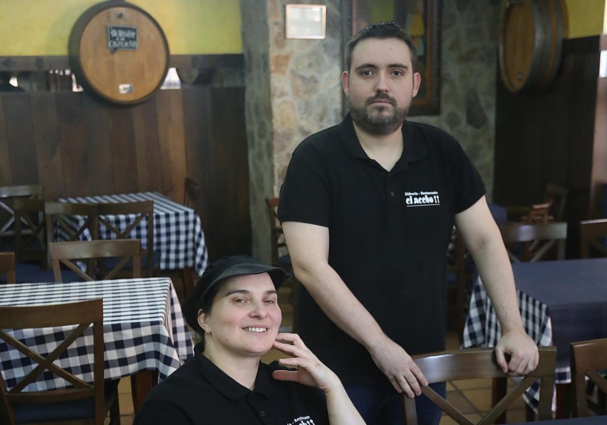 Inés García y Arturo López, en el comedor del establecimiento.