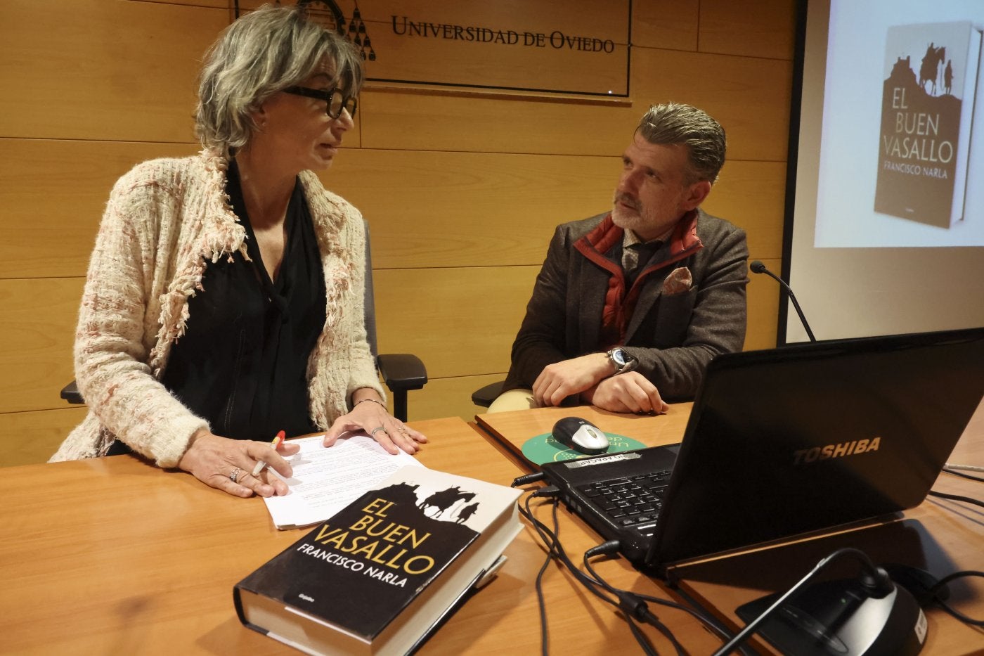 Mercedes de Soignie y Francisco Narla, ayer, en la presentación de su última novela en el Aula de Cultura de LA VOZ DE AVILÉS.