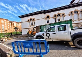 La tala de los árboles del jardín exterior de la Fundación Hospital Avilés comenzó ayer.