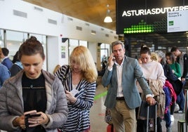 Viajeros de Lufthansa, en el Aeropuerto de Asturias.