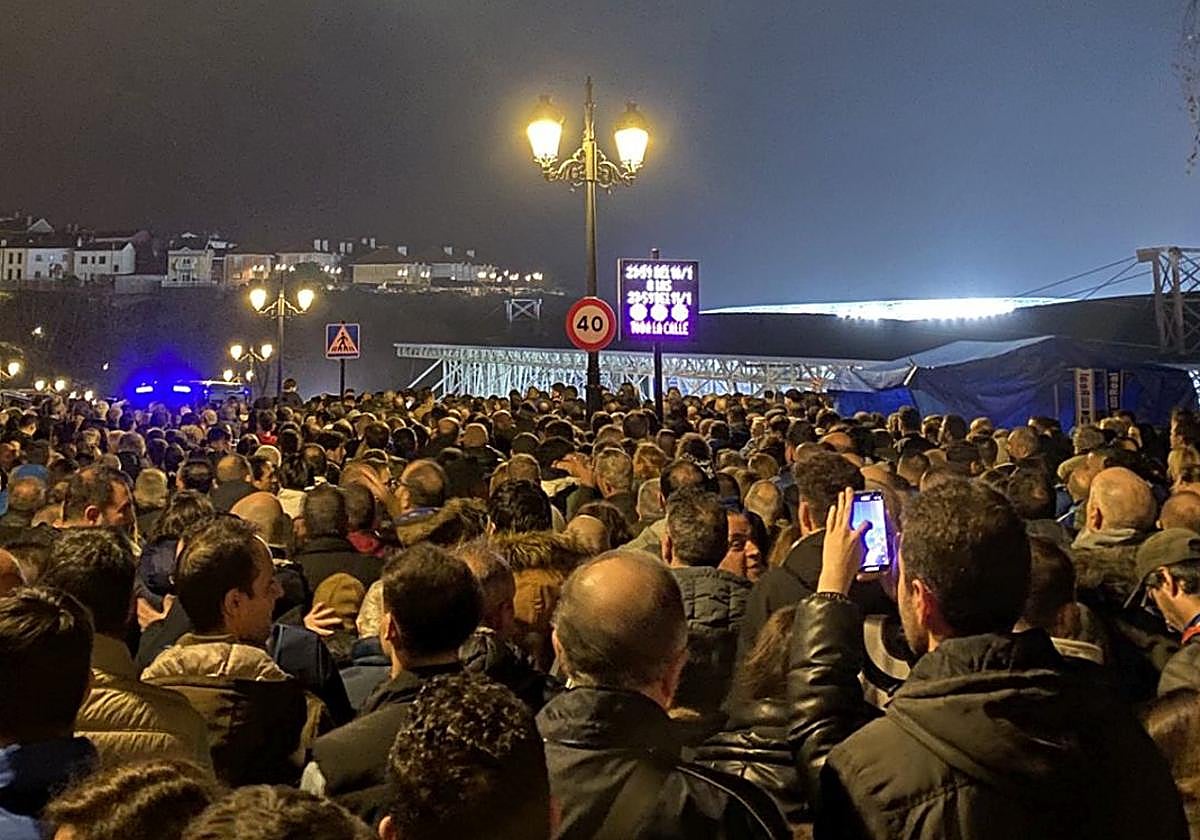 Aglomeraciones de aficionados que llegaron tarde al partido por culpa del cuello de botella que se formó en uno de los fondos del Carlos Tartiere.