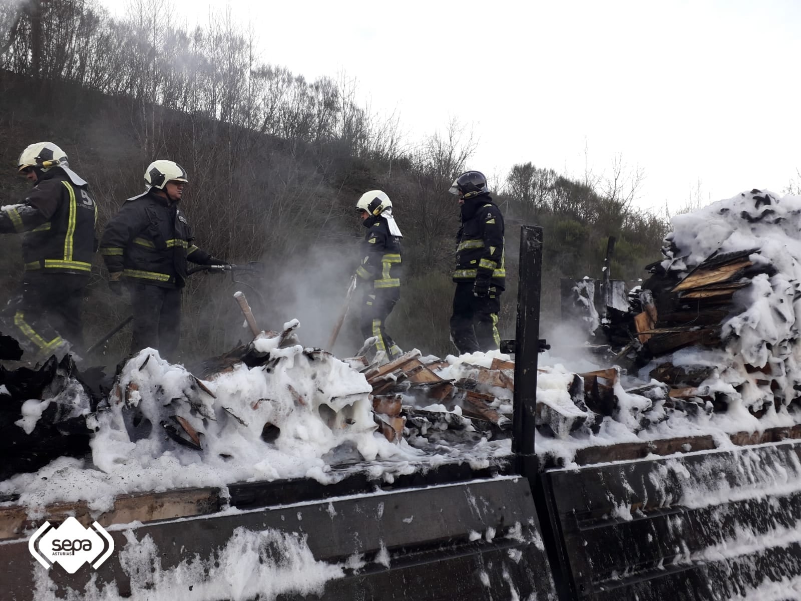 Así quedó el camión con siete toneladas de madera que ardió en el Huerna