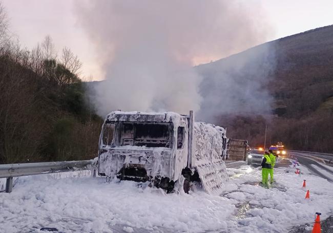 Así quedó el camión con siete toneladas de madera que ardió en el Huerna