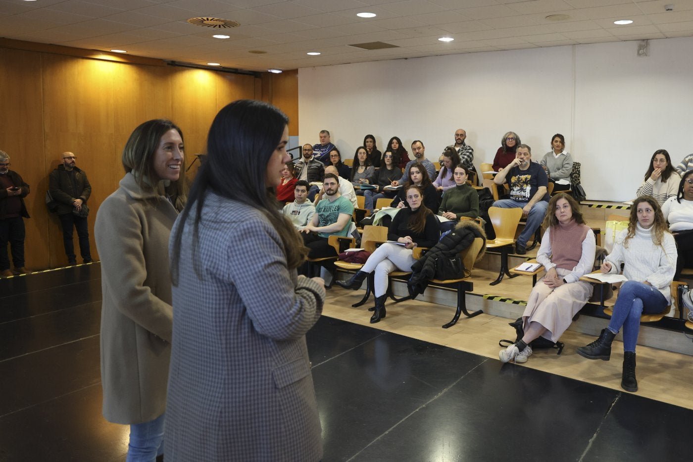 Ángela Pumariega y Carla Álvarez Sanjurjo se dirigen a los beneficiarios del plan de empleo.