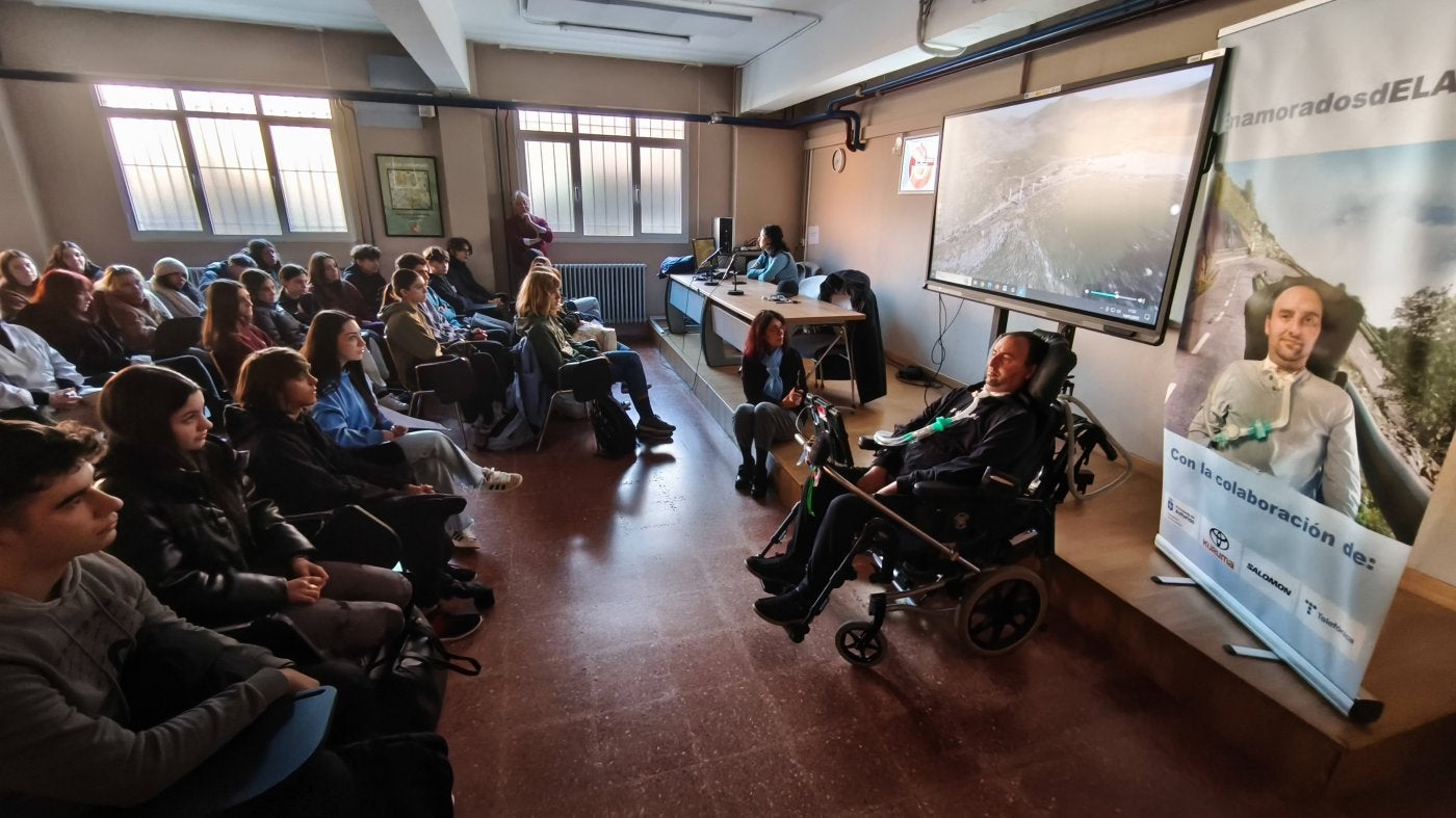 José Luis Capitán, 'Capi', durante la charla que ofreció ayer en el Instituto Doctor Fleming de Oviedo.