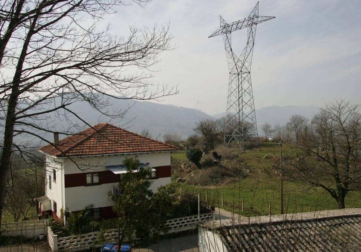 La línea eléctrica autorizada en 1986, en Asturias, que nunca funcionó y que ahora se va a desmantelar