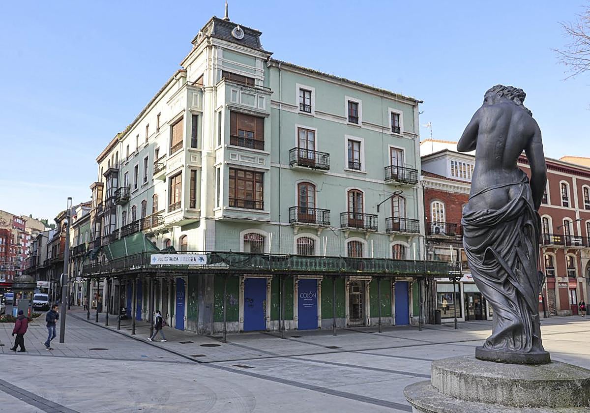 Exterior del edificio del Café Colón de Avilés, que abordará un profundo proceso de rehabilitación.