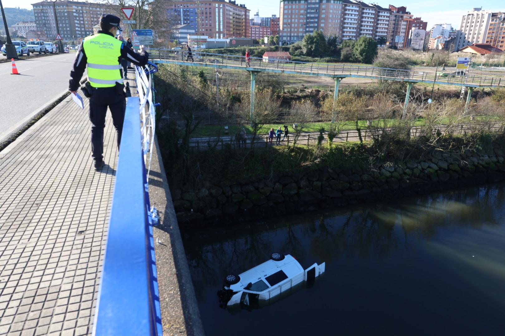 Una furgoneta en la ría de Avilés: las imágenes que deja el accidente