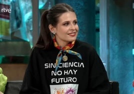 Noah Higón, durante su entrevista en 'La Revuelta', con una sudadera con un mensaje que es su lema: «Sin ciencia no hay futuro».