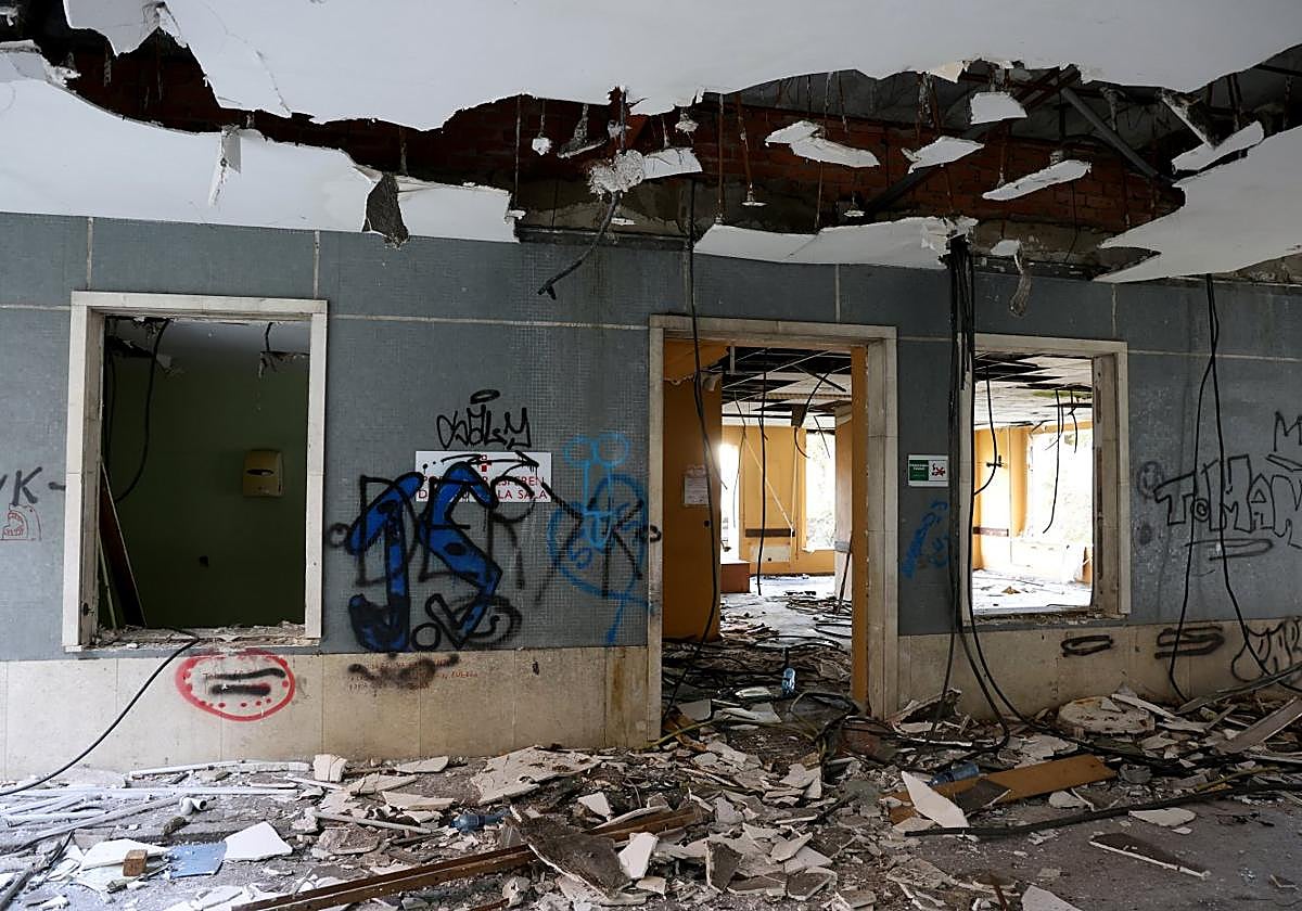 Interior de uno de los edificios del viejo HUCA.