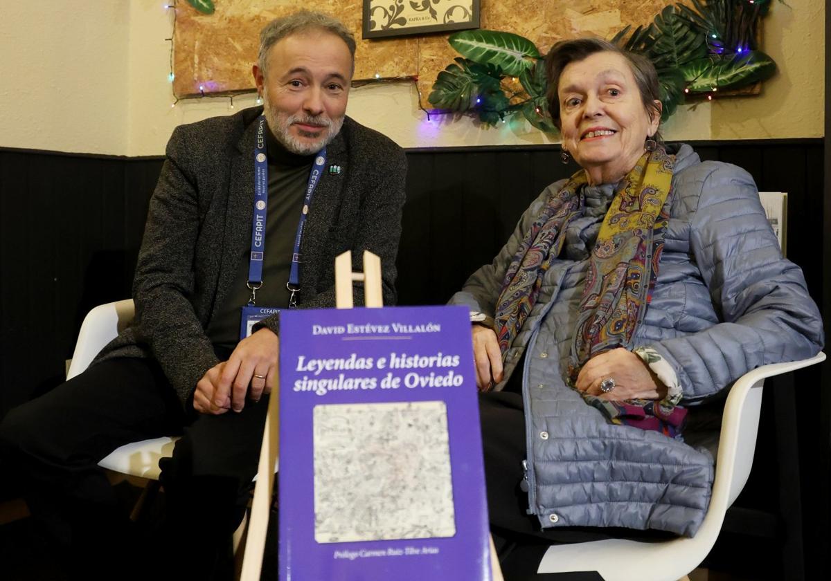 David Estévez y Carmen Ruiz-Tilve charlan sobre leyendas e historias singulares de Oviedo