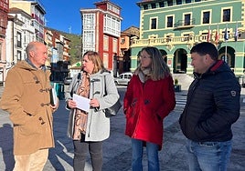 Luis Venta, Montse Fernández y Cristina Vega, ante el Ayuntamiento de Tineo.