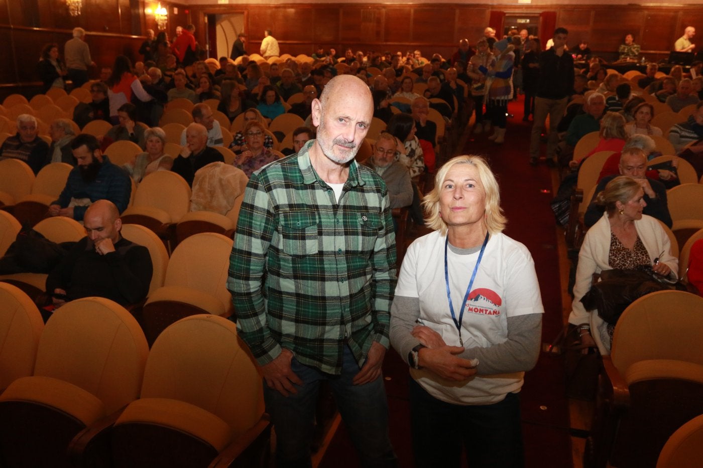 Jabier Baraiazarra y Begoña Rodríguez, presidente del Torrecerredo, ayer, antes de iniciar la proyección en el Teatro Jovellanos.