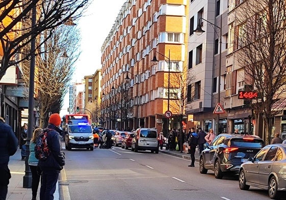 Los sanitarios atienden a la mujer atropellada en la avenida de Galicia.