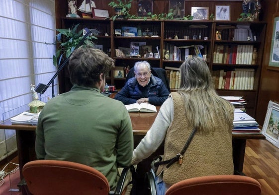 El párroco de San Pedro, Javier Gómez Cuesta, con una de las parejas que fueron a inscribirse para elegir su fecha de boda en el templo.