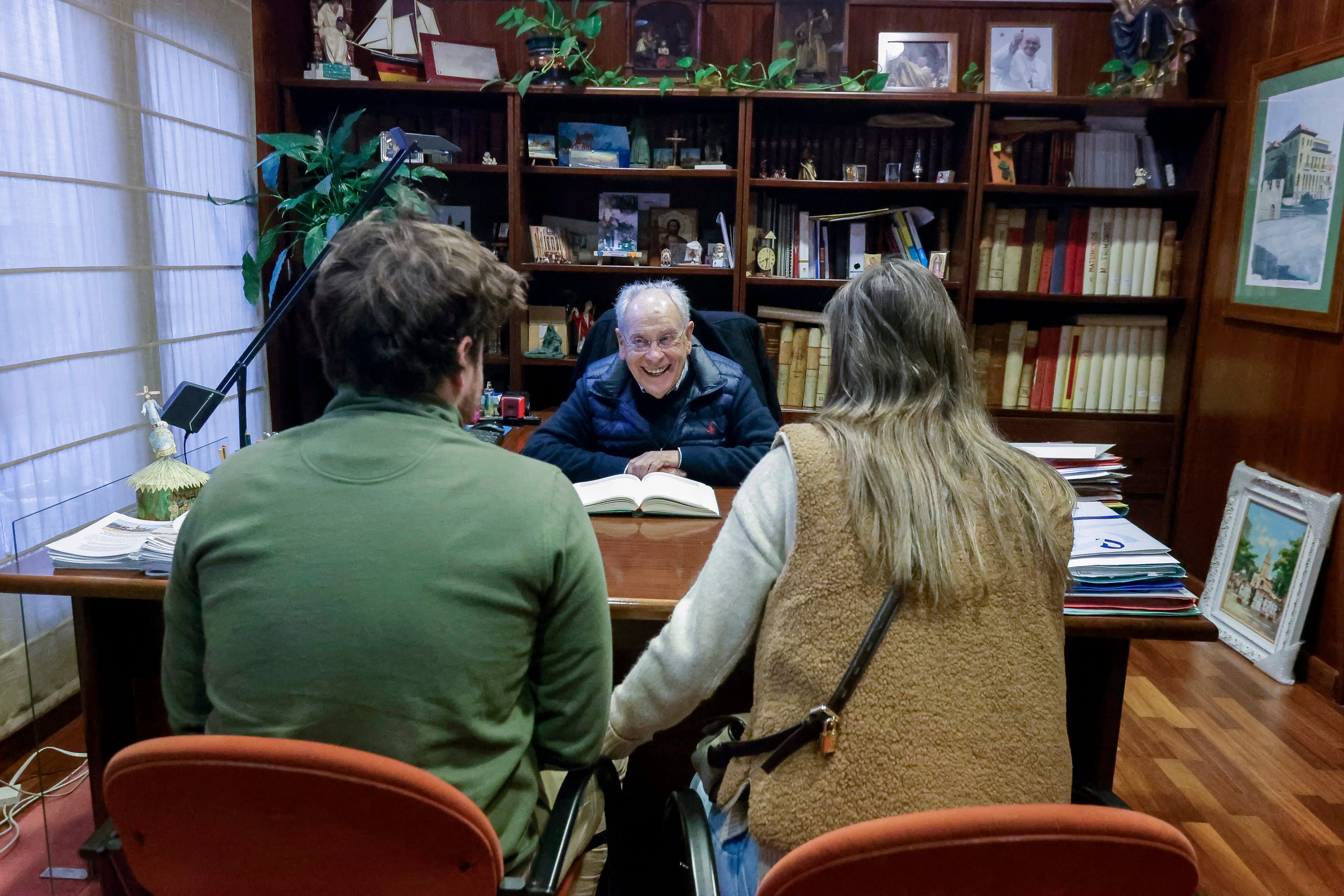 El párroco de San Pedro, Javier Gómez Cuesta, con una de las parejas que fueron a inscribirse para elegir su fecha de boda en el templo.