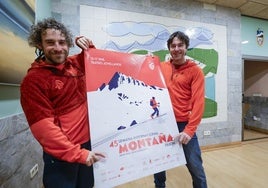 Bru Busom, a la izquierda, y Marc Toralles, ayer, en la Agrupación Montañera Astur Torrecerredo. Abajo, Toralles, durante su ascensión al Denali.