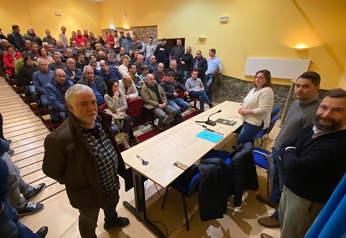 Parte de los ganaderos que se dieron cita hoy en Tineo.